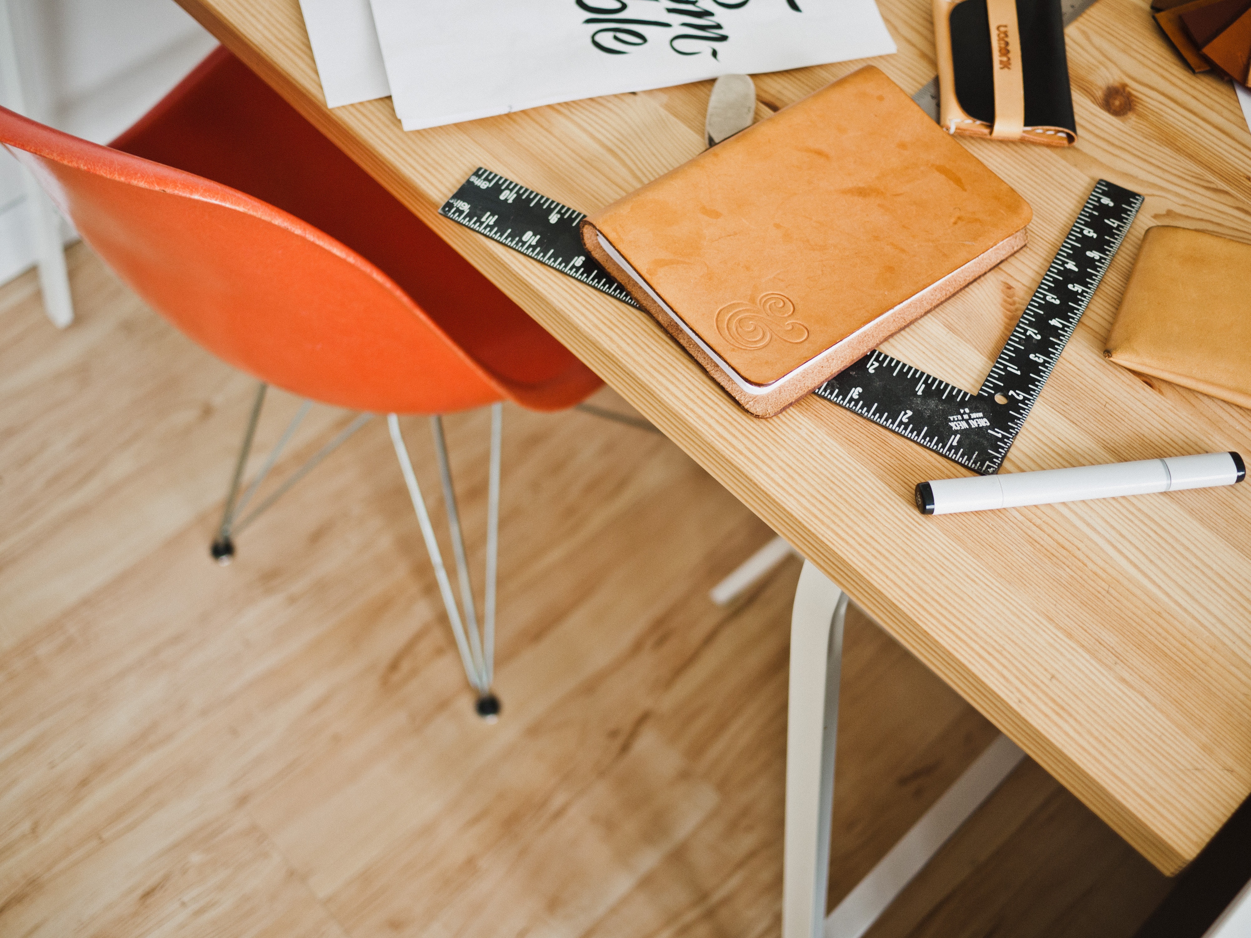 jeff-sheldon-desk-with-accessories-unsplash